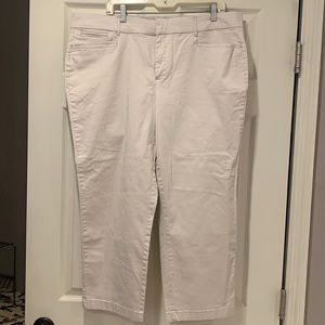 Gently Used JM Collection Capris Size 18